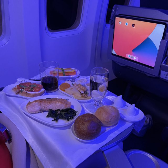 https://www.travelint.ru/wp-content/uploads/2019/12/black-jet-food-3-640x640.jpg