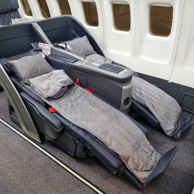 https://www.travelint.ru/wp-content/uploads/2019/12/black-jet-inside-4-640x640.jpg