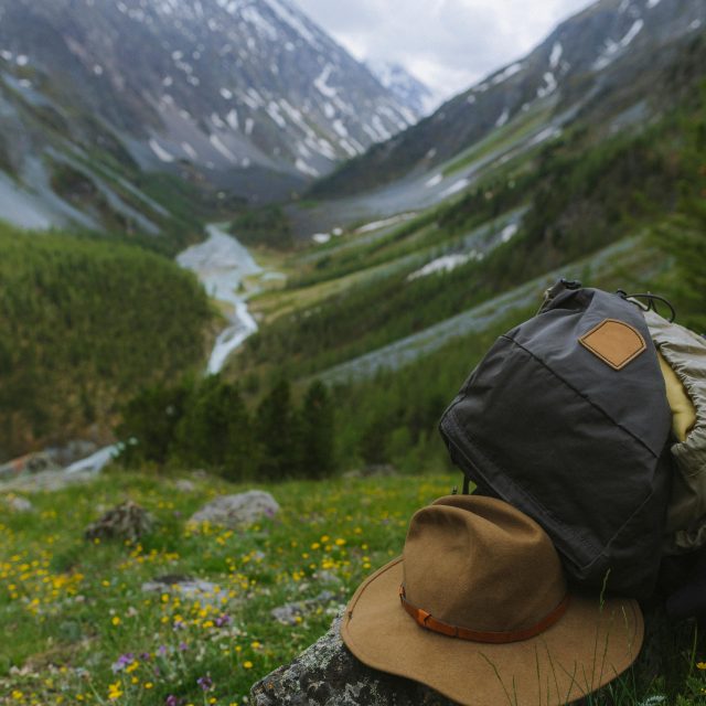 Горный пейзаж России с туристическим рюкзаком – походы и туры по России