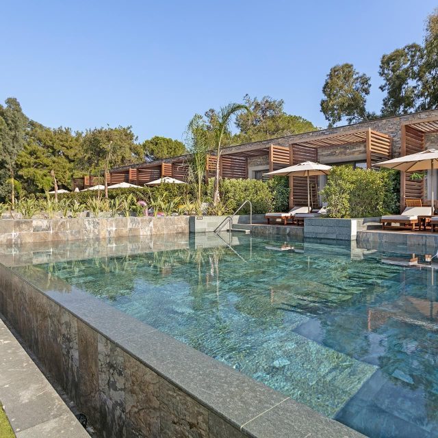 https://www.travelint.ru/wp-content/uploads/2024/06/144-cullinan-belek-lagoon-golf-swim-up-room-640x640.jpg